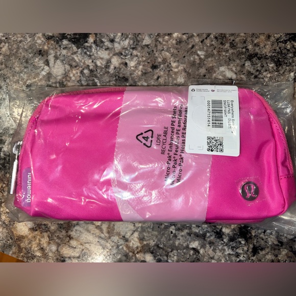 lululemon Everywhere Belt Bag 1L, Sonic Pink/White, NEW - Picture 2 of 6